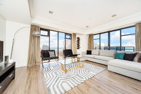 公寓, 2 间卧室 | 起居区 | 平板电视