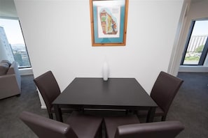 Appartement, 2 chambres | Repas dans la chambre