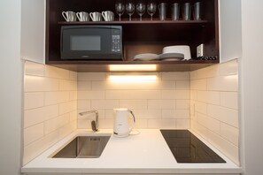 Studio | Private kitchenette | Fridge, microwave, stovetop, dishwasher - Urban Estates - Durham Street Apartment (Auckland)