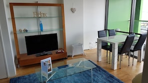 Apartamento, 2 quartos | Área de estar | TV de tela plana
