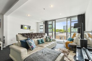 Appartement, 3 slaapkamers | Woonruimte | Flatscreentelevisie