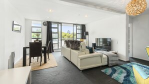 Leilighet, 3 soverom | Oppholdsområde | Flatskjerm-TV