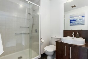 Appartement, 3 slaapkamers | Badkamer | Een douche, een haardroger, handdoeken, zeep