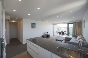 Departamento, 3 habitaciones | Área de sala de estar | Televisión de pantalla plana 