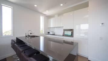 Apartment, 3 Bedrooms | Private kitchen