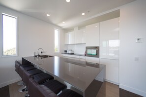 Apartamento, 3 habitaciones | Cocina privada | Frigorífico grande, microondas, horno y placa de cocina