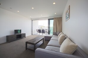 Departamento, 3 habitaciones | Área de sala de estar | Televisión de pantalla plana 