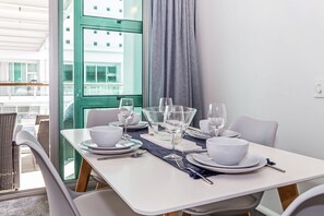 Appartement, 1 chambre | Restauration dans la chambre