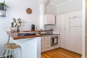 Appartement, 1 chambre | Cuisine privée | Grand réfrigérateur, micro-ondes, four, plaque de cuisson