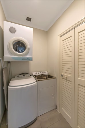 Apartment, 2 Bedrooms | Laundry