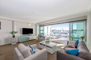 Apartment, 2 Schlafzimmer | Wohnbereich | Flachbildfernseher