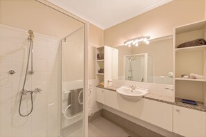 Apartment, 2 Schlafzimmer | Badezimmer | Haartrockner, Handtücher, Seife, Shampoo