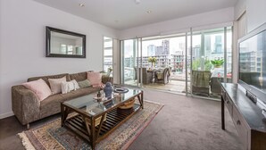 Appartement, 2 slaapkamers | Woonruimte | Een flatscreentelevisie en een dvd-speler