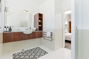 Appartement, 1 slaapkamer | Badkamer | Een douche, een haardroger, handdoeken, zeep