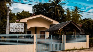 Un bâtiment sur lequel on peut lire l’inscription « LA CASA CAMIGUIN ».