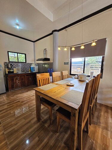 Rustic Island Retreat: Cozy 2BD Getaway with Starlink Wi-Fi Parking & AC