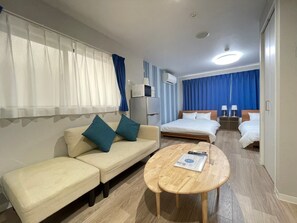 Individually decorated, individually furnished, desk, laptop workspace - Guest house Laule'a Tennoji (Osaka)
