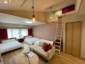 Une chambre d’hôtel avec deux lits, un canapé, une échelle et une armoire.