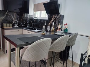 Réfrigérateur, four, plaque de cuisson, cafetière/bouilloire