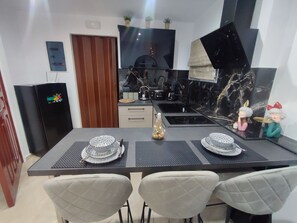 Réfrigérateur, four, plaque de cuisson, cafetiÚre/bouilloire