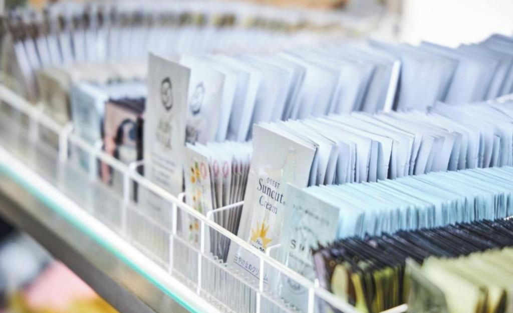 En utställning med olika förpackade produkter, troligen hudvårdsprodukter eller kosmetika, arrangerade i en butiksmiljö.