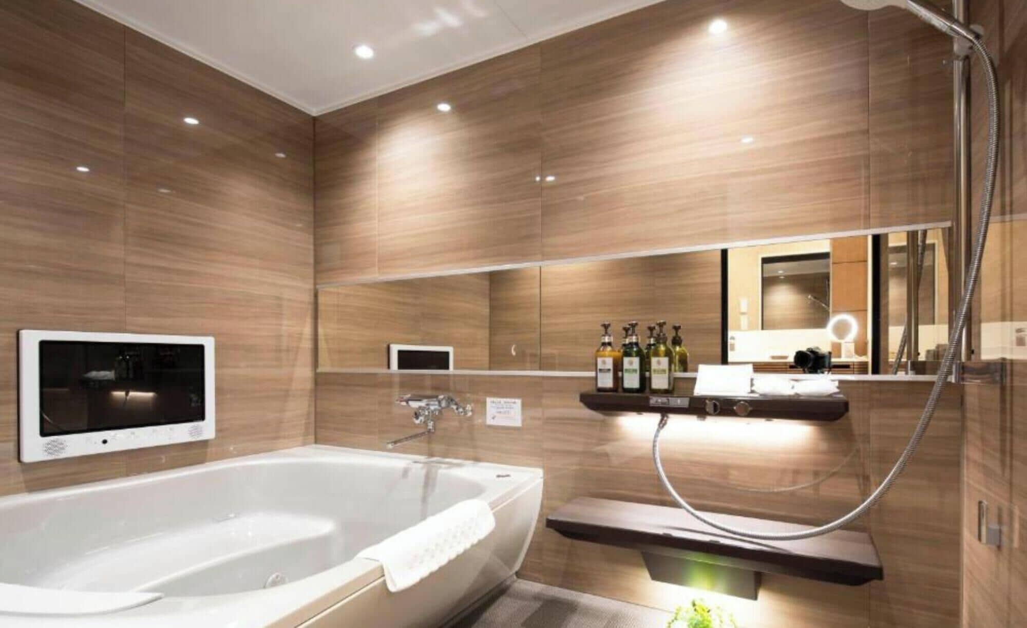 Family Room, Multiple Beds, Non Smoking | Bathroom | Separate bathtub and shower, free toiletries, hair dryer, slippers