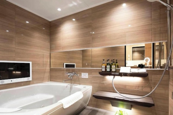 Family Room, Multiple Beds, Non Smoking | Bathroom | Separate tub and shower, free toiletries, hair dryer, slippers
