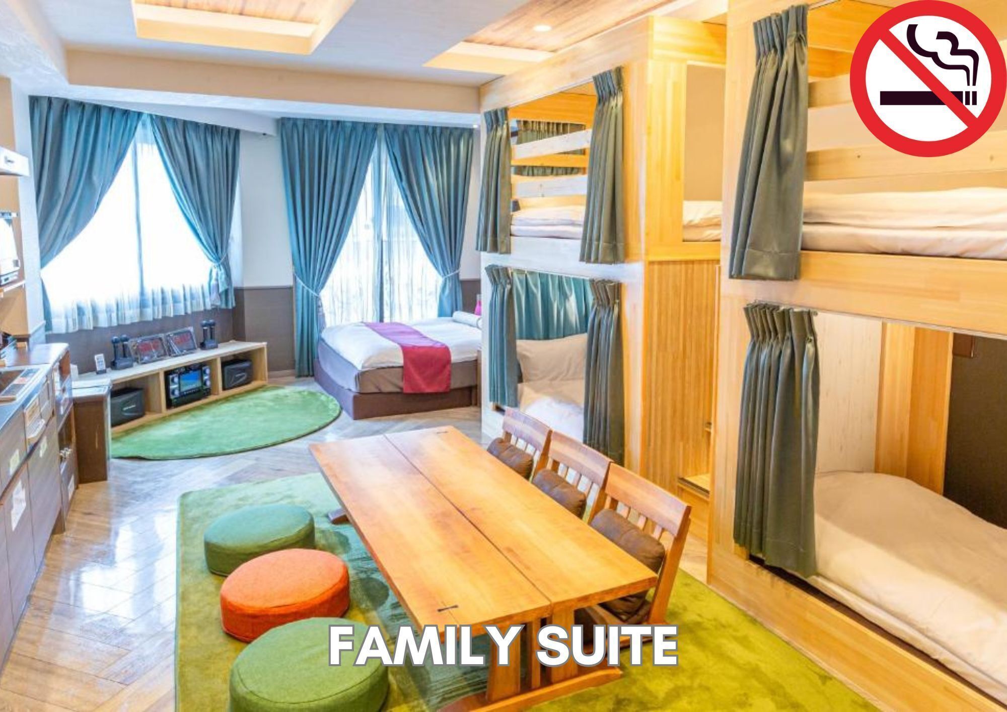 Familiekamer, meerdere bedden, niet-roken | Een minibar met enkele gratis items, geluiddichte muren, gratis wifi