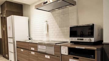 Family Room, Multiple Beds, Non Smoking | Private kitchen | Fridge, microwave, stovetop, electric kettle