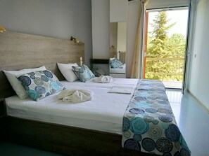 In-room safe, laptop workspace, iron/ironing board, free WiFi