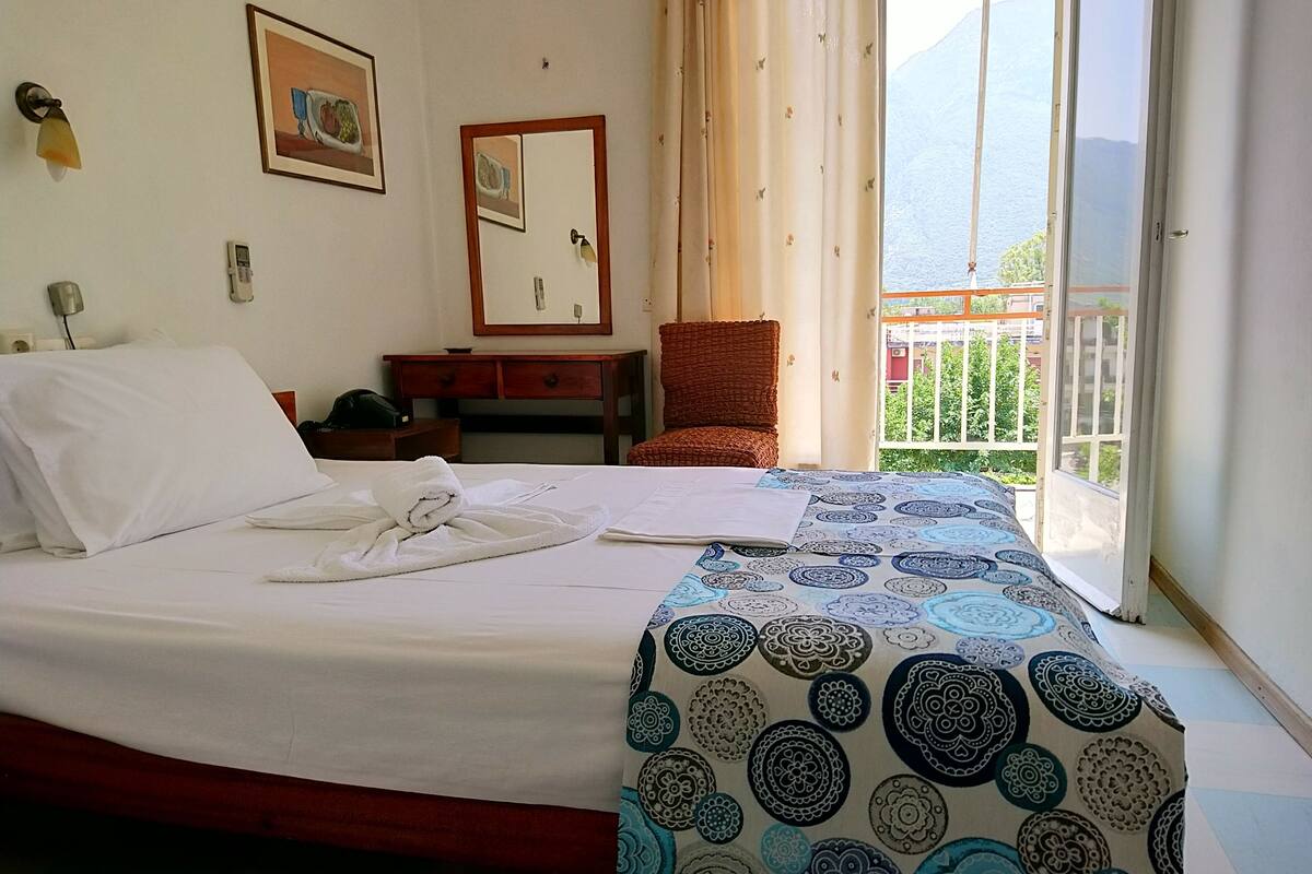 In-room safe, laptop workspace, iron/ironing board, free WiFi