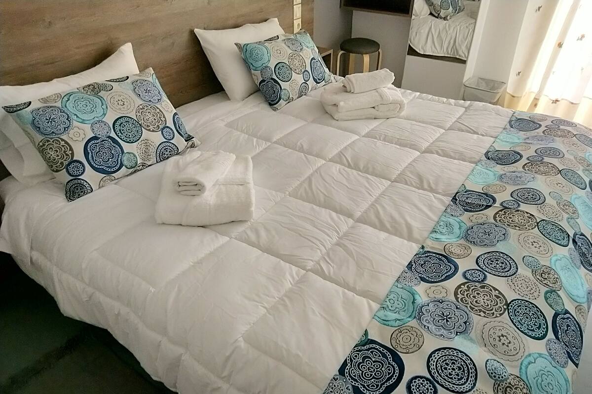 In-room safe, laptop workspace, iron/ironing board, free WiFi