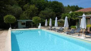 Sæsonbestemt udendørs pool, opvarmet pool, parasoller, liggestole