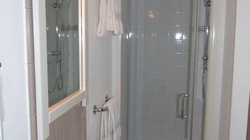 Triple Room | Bathroom | Shower, rainfall showerhead, free toiletries, hair dryer