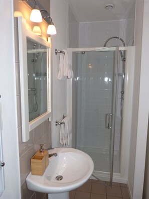 Triple Room | Bathroom | Shower, rainfall showerhead, free toiletries, hair dryer - Chambres d'hôtes La Vergne (Saint-Martin-des-Combes)