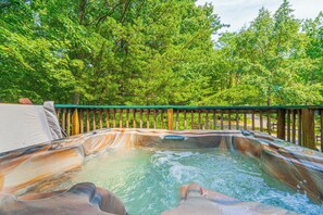 Outdoor spa tub - Dream Chaser: Best Value, Game Room, Hot Tub, Wifi, close to Dollywood! (Sevierville)