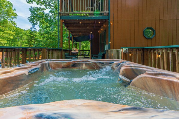 Outdoor spa tub - Dream Chaser: Best Value, Game Room, Hot Tub, Wifi, close to Dollywood! (Sevierville)