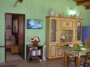 Interior - The farther you are from the world, the more beautiful the world seems (Noto (SR))