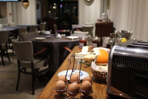 Tägliches inbegriffenes kontinentales Frühstück