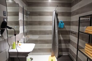 Superior Room, 1 Queen Bed | Bathroom | Shower, free toiletries, hair dryer, towels - Hypnos Hotel (Hesdin)