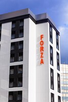 Ein modernes Gebäude mit dem Schriftzug "FORZA" auf der Fassade.