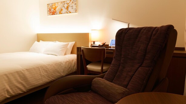 A hotel room with a bed, a chair, a desk, and a lamp. - Hotel Forza Hakataeki Hakataguchi (Fukuoka)