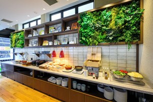 Desayuno buffet diario (JPY 2300 por persona)