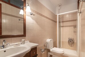 Baignoire, articles de toilette gratuits, sèche-cheveux