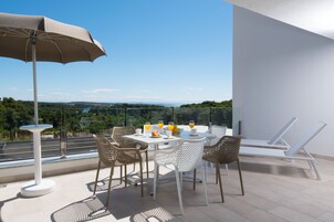 Apartamento luxo, 2 quartos, vista para o mar | Vista do quarto