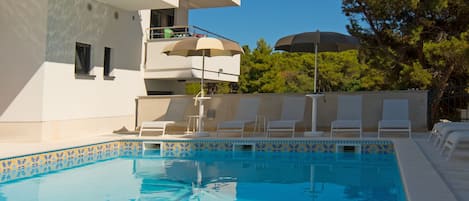 Piscine extérieure (ouverte en saison), parasols de plage