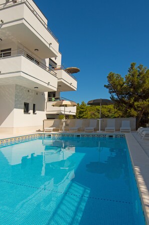 Außenpool (je nach Saison geöffnet), Sonnenschirme, Liegestühle