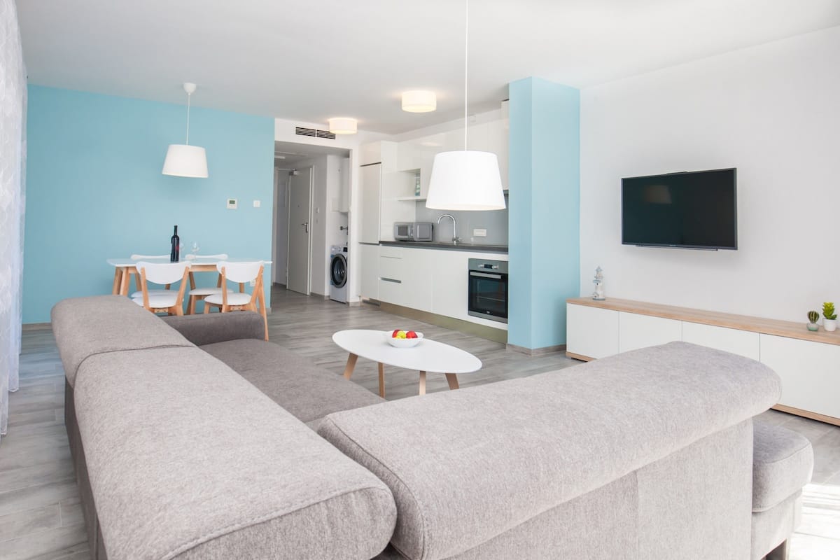 アパートメント 1 ベッドルーム テラス | リビング エリア | 20 インチの薄型テレビ (デジタル放送視聴可)、テレビ