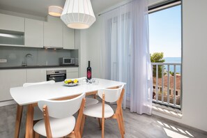 Fridge, microwave, oven, stovetop - Apartments Dva Galeba (Bol)