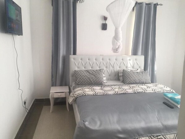 Tabla de planchar con plancha, wifi gratis y ropa de cama